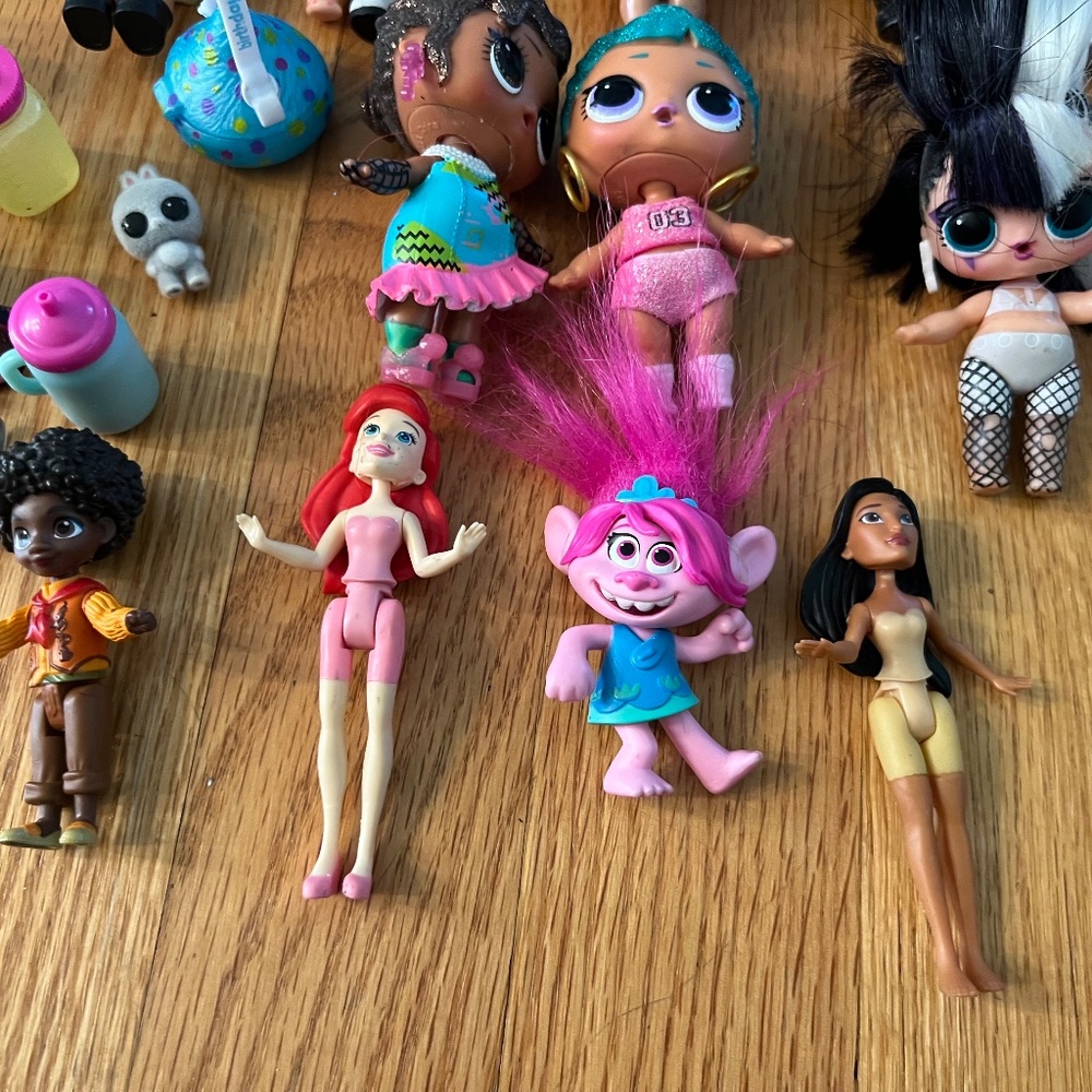 large lot of LOL Surprise dolls and accessories - Picture 4 of 4